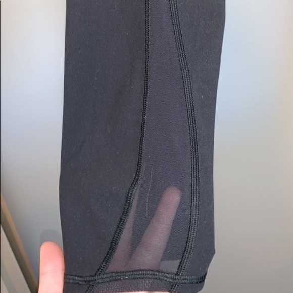 Cropped black lululemon legging - Picture 3 of 5